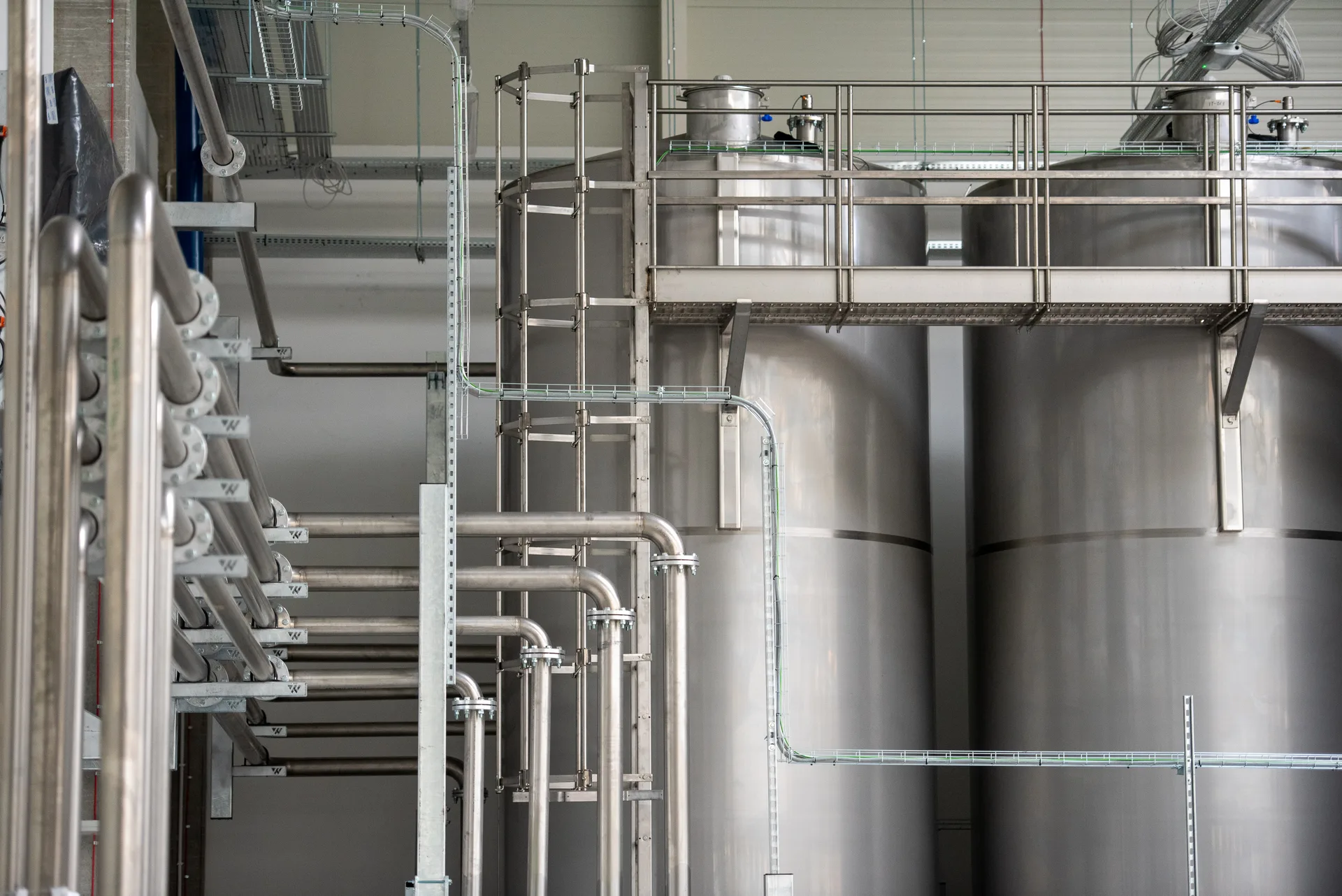 Serbatoi di stoccaggio liquidi e tubazioni di distribuzione in acciaio inossidabile