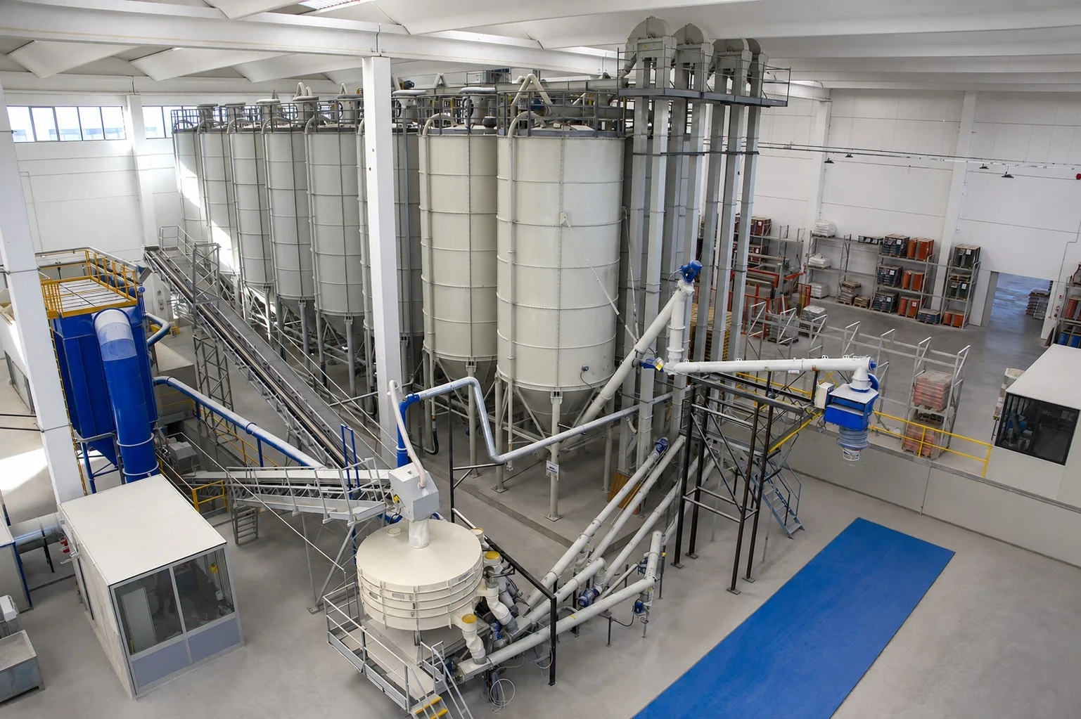 Impianto per il trattamento delle polveri con silos, trasportatori e apparecchiature di dosaggio